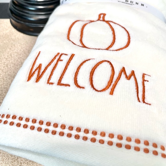 NWT Rae Dunn Set of 2 WELCOME Pumpkin Hand Towels - Picture 6 of 7
